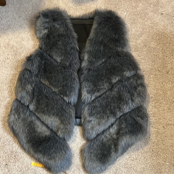 Gray Faux Fur Vest - Picture 7 of 12